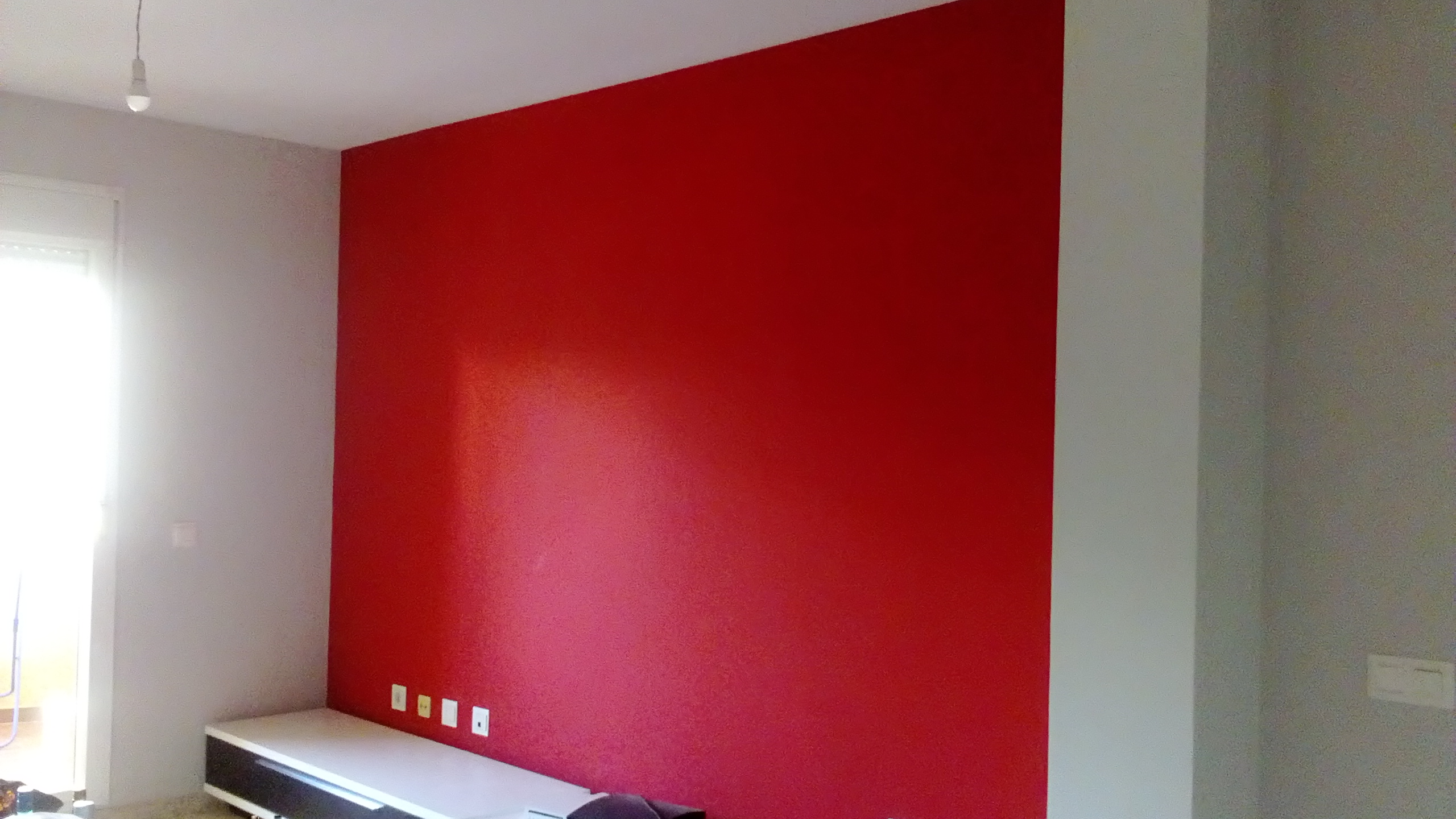 Salon Gris con pared Roja